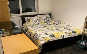 New Modern King Size Room With Ensuite And Parking